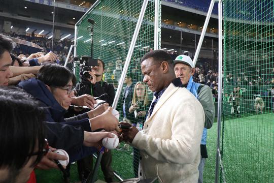 Rickey Henderson signing autographs at the Tokyo Dome prior to the 2019 season opener in Tokyo, Japan