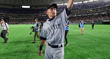 Ichiro waves to fans