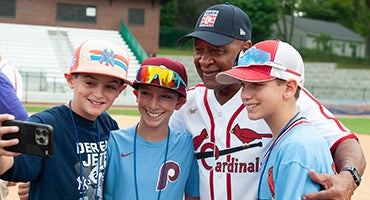 Ozzie Smith takes selfie with young fans