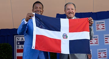 Pedro Martínez and Juan Marichal hold Dominican Republic flag