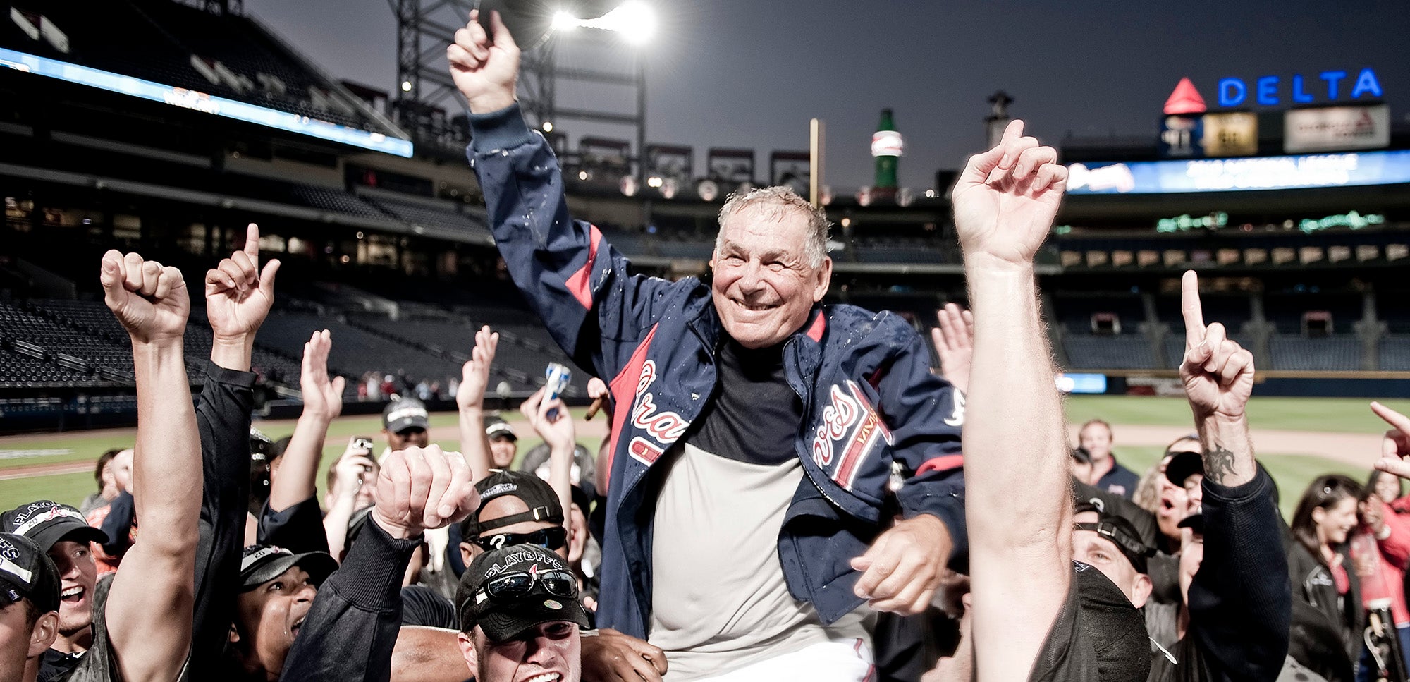 Bobby Cox on shoulders of players
