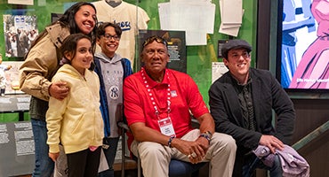 Fergie Jenkins poses with Museum supporters