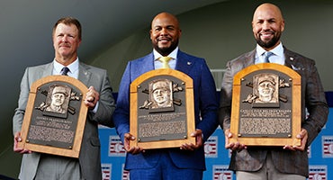 Jeff Kent, Andruw Jones and Carlos Beltrán holding Hall of Fame plaques
