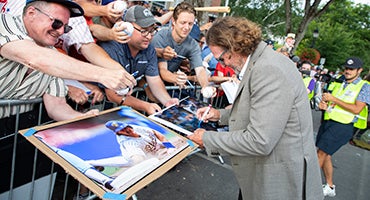 Robin Yount signs autographs for fans