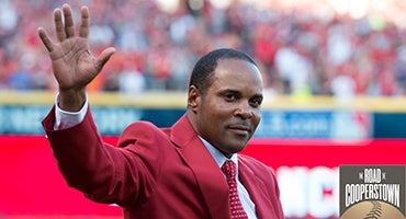 Barry Larkin acknowledges Reds fans