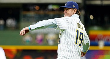 Robin Yount throws ceremonial first pitch in Ueck jersey before Game 1 of 2026 World Series