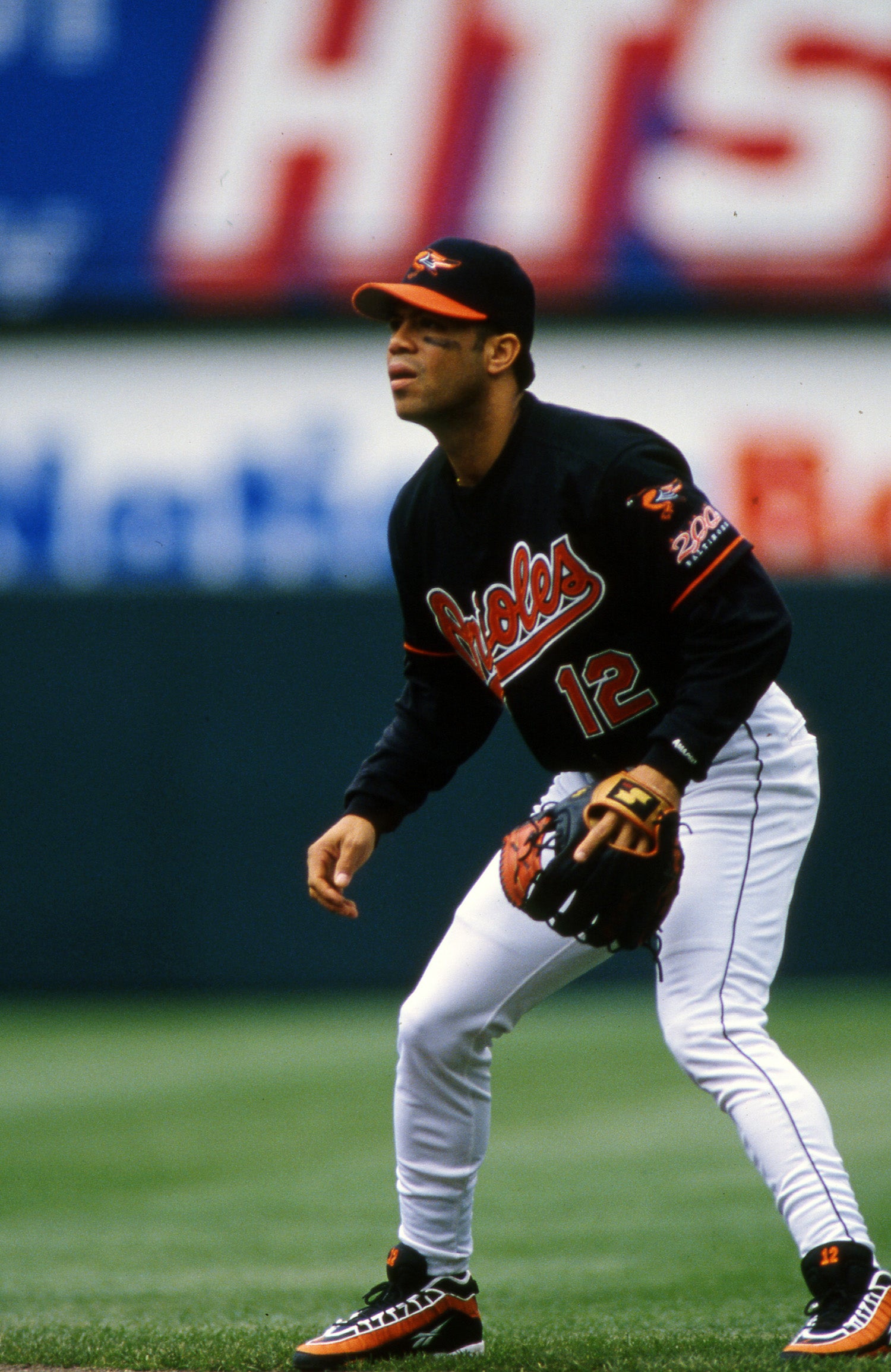 Future Hall of Famer Roberto Alomar signs free agent contract with Baltimore Orioles