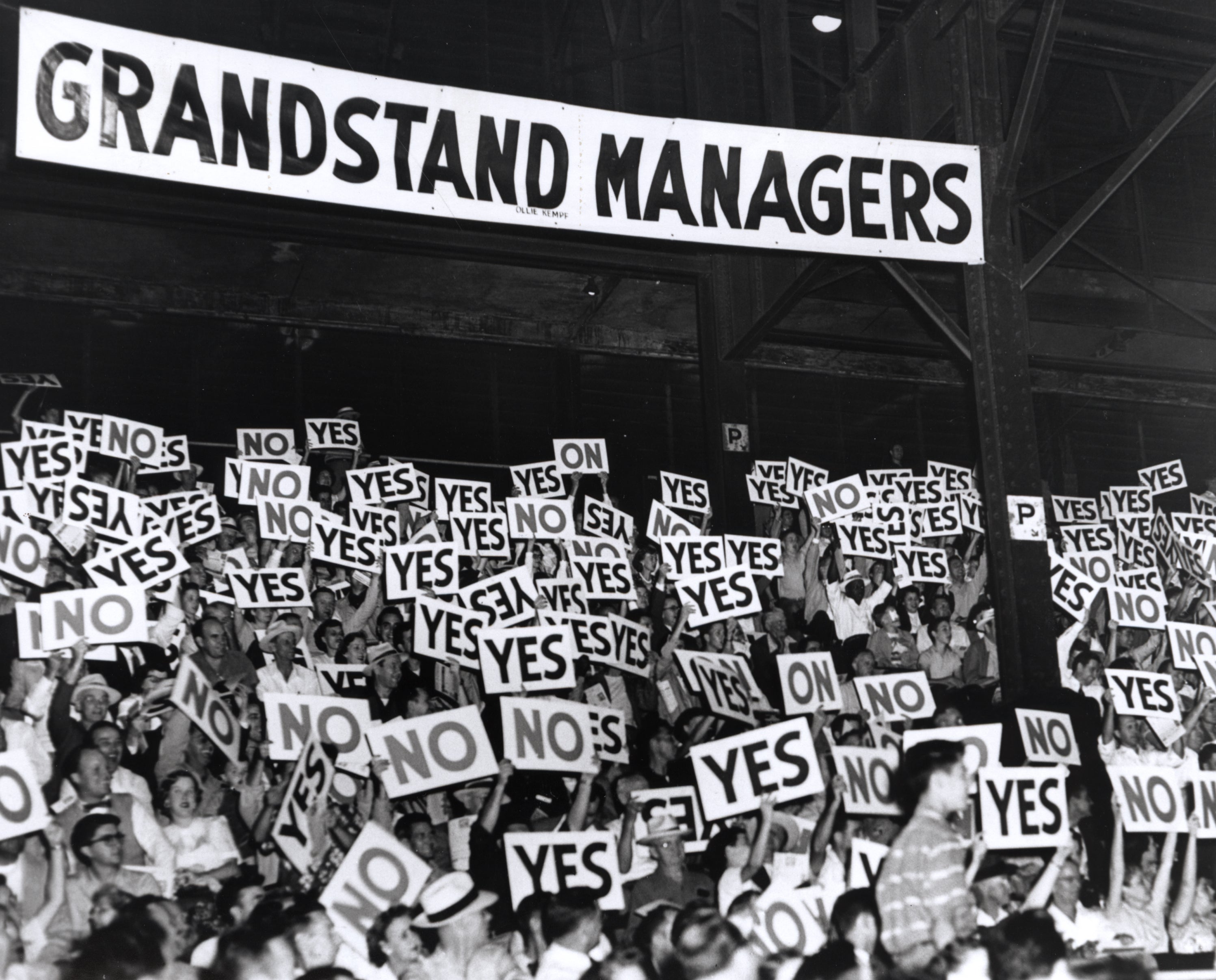 Bill Veeck holds ‘Grandstand Managers Night’