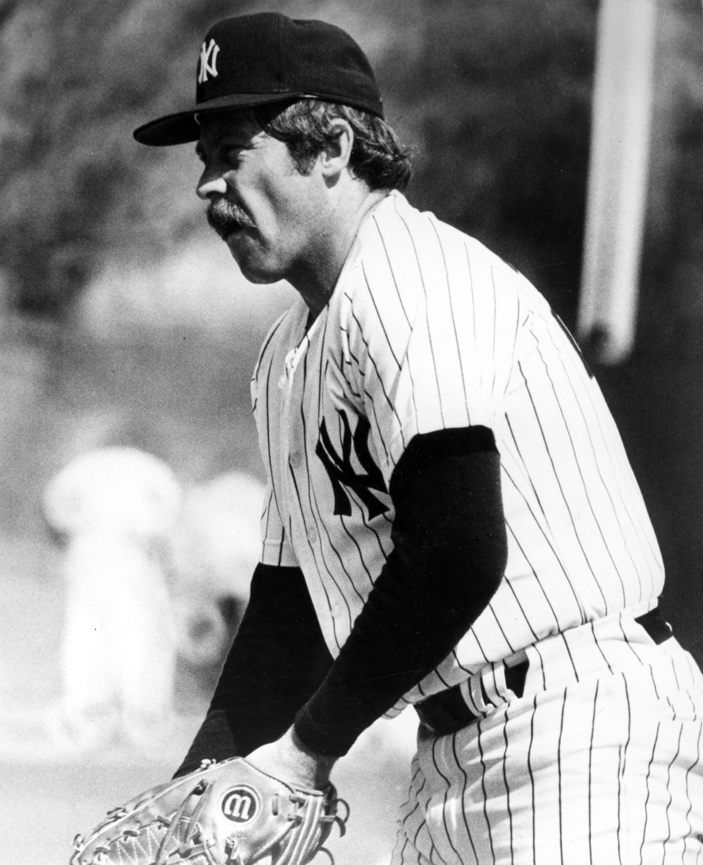 Catfish Hunter signs free agent contract with New York Yankees