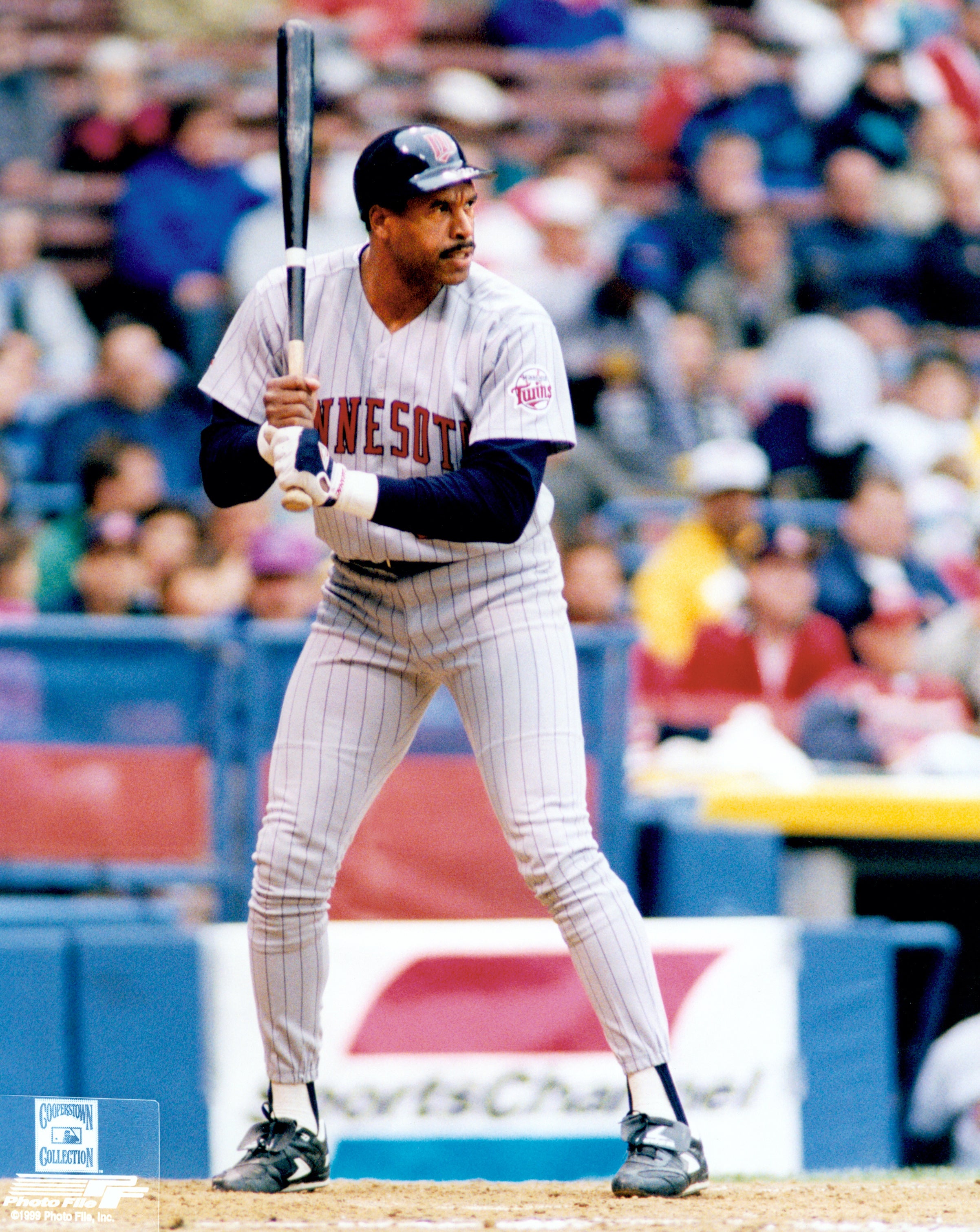 Dave Winfield signs with hometown Minnesota Twins