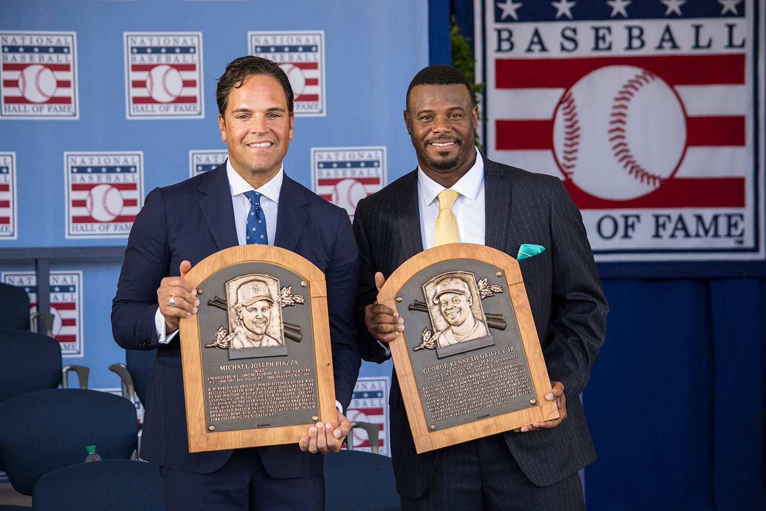 Historic crowd cheers Griffey, Piazza into Hall of Fame