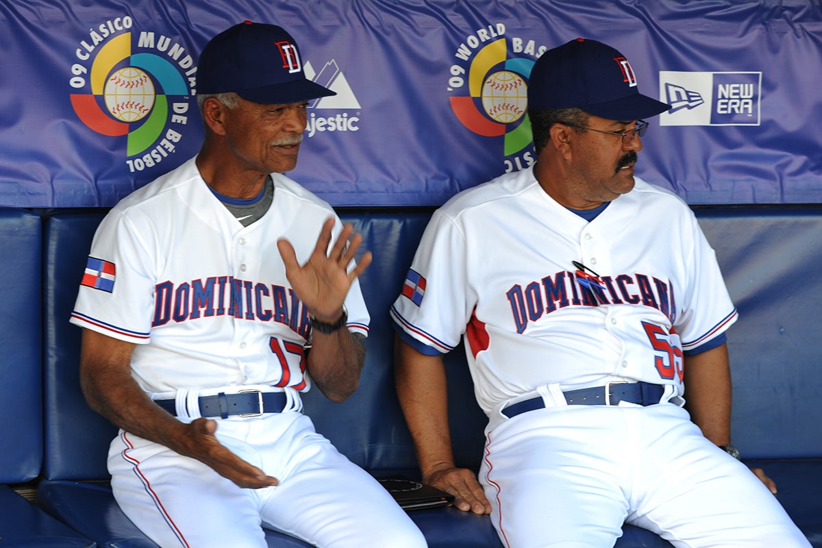 Felipe Alou and Luis Pujols seated in dugout