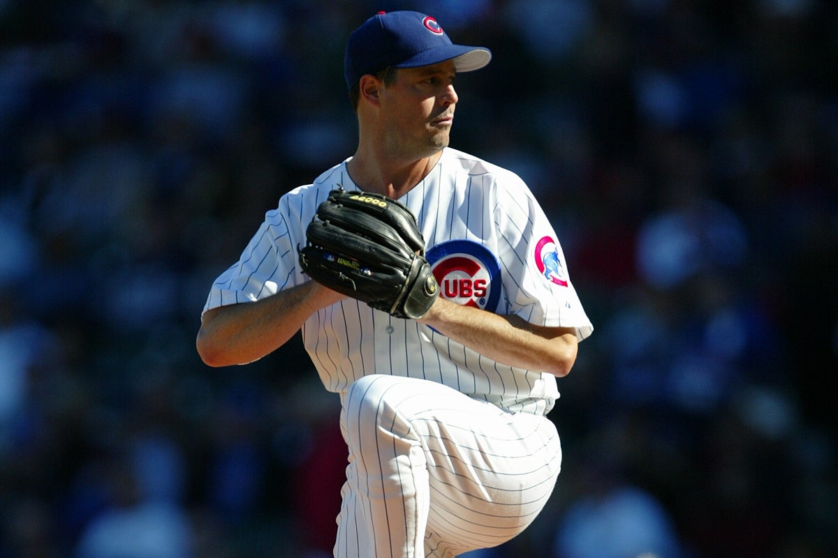 Greg Maddux pitches for Cubs