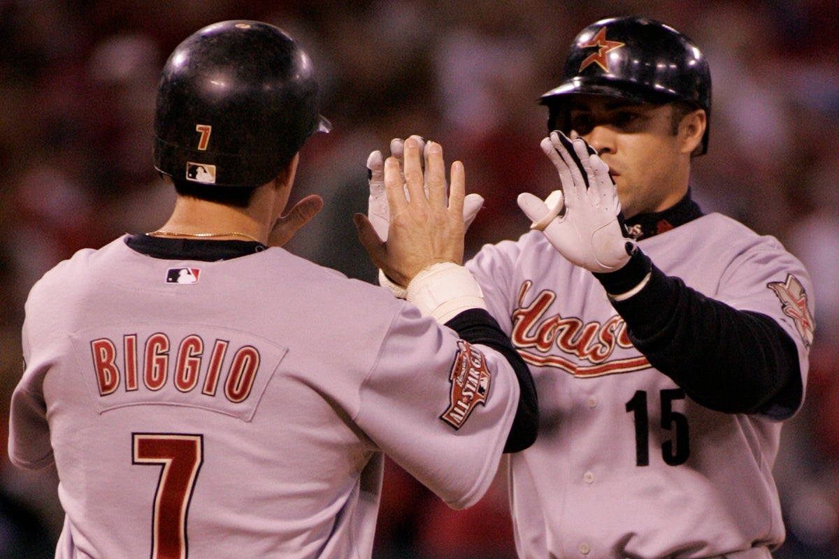 Carlos Beltrán high fives Craig Biggio