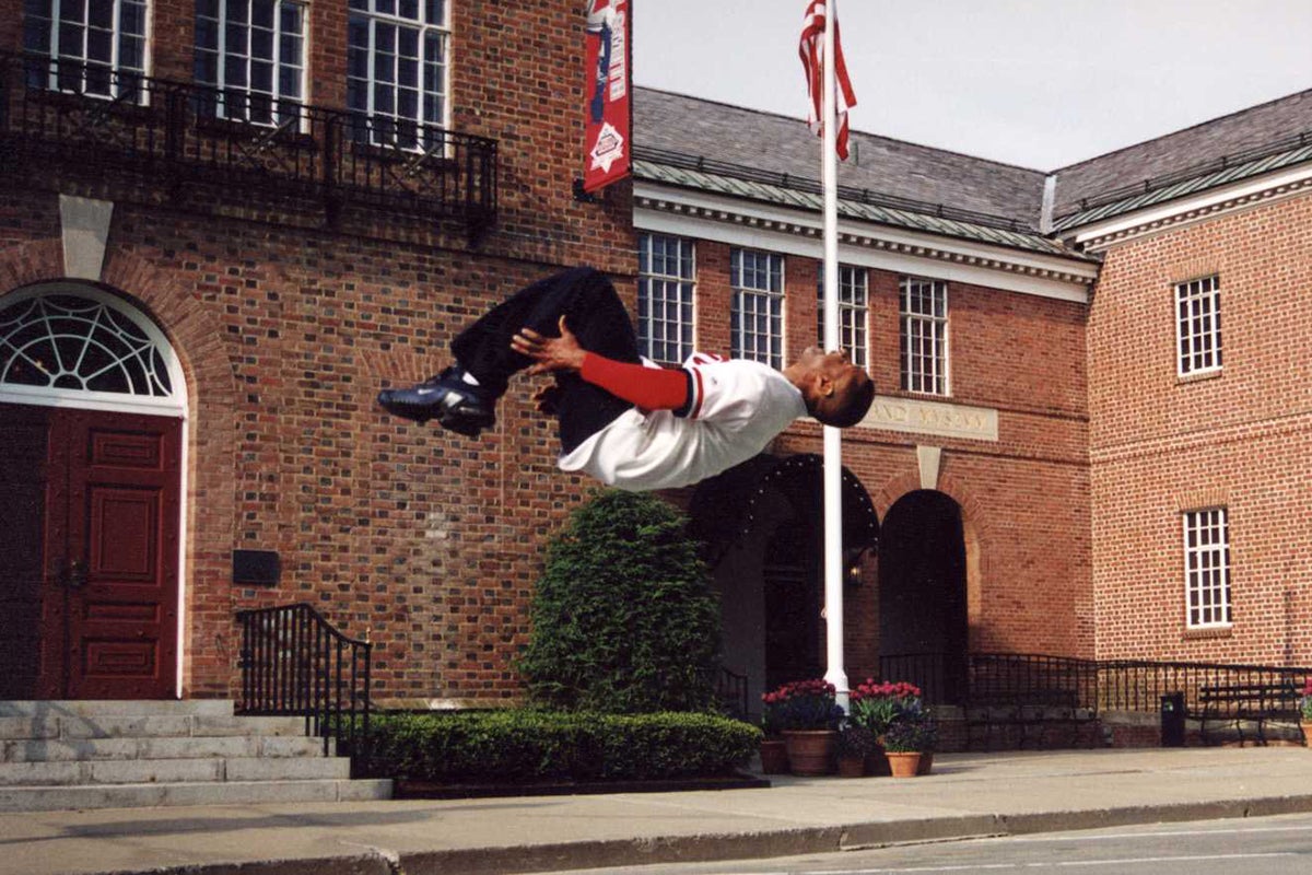 Ozzie Smith backflips in front of Hall of Fame