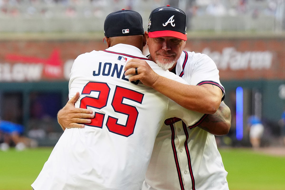Chipper Jones embraces Andruw Jones