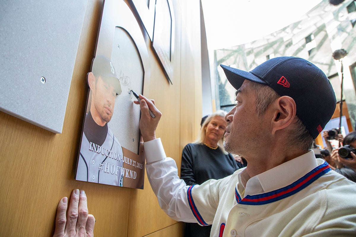 Ichiro signs marble plinth on site of future plaque