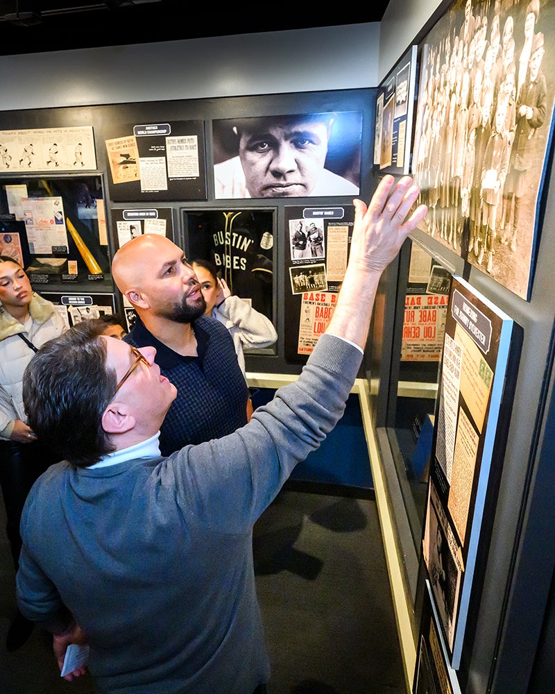 Carlos Beltrán tours Hall of Fame