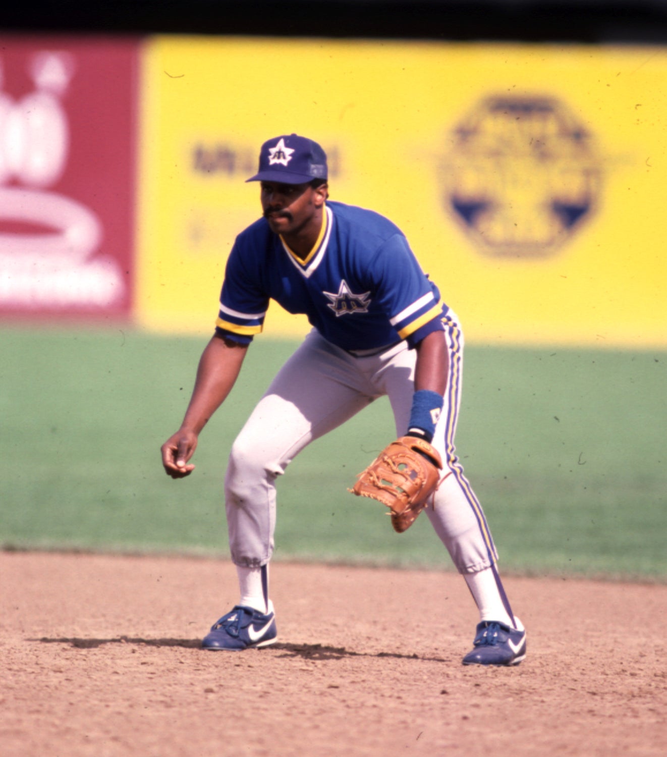 Alvin Davis fielding first base