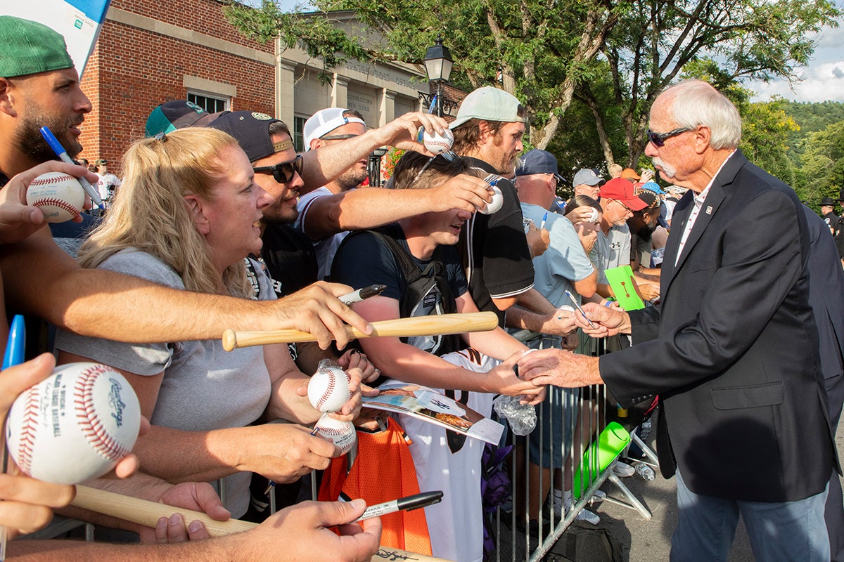 Goose Gossage interacts with fans at the Parade of Legends