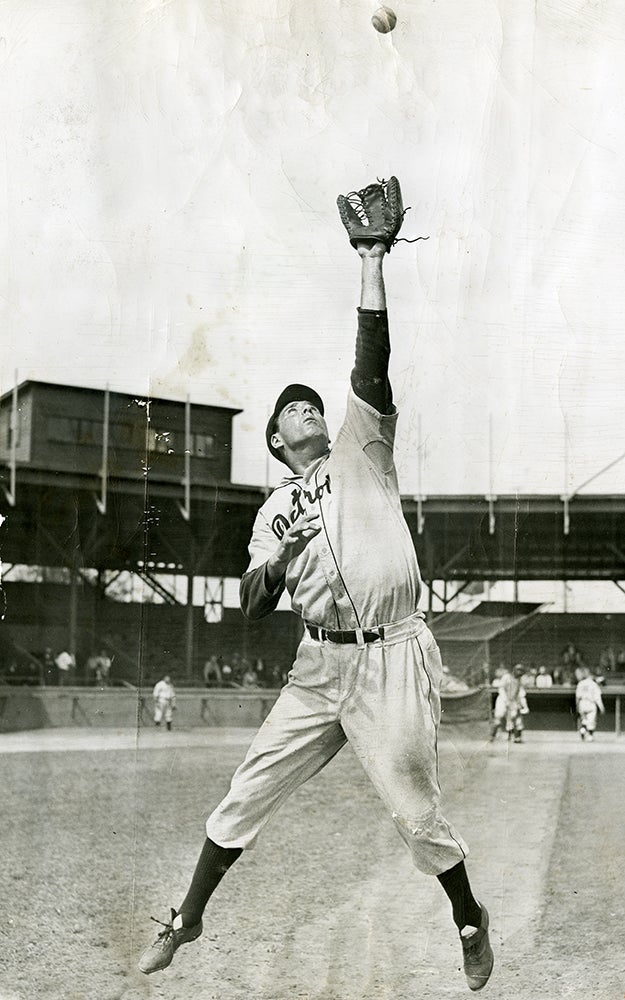 Hank Greenberg makes leaping catch