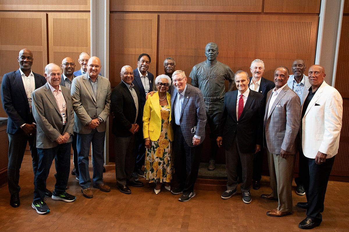 Hall of Famers join Billye Aaron at statue of Hank