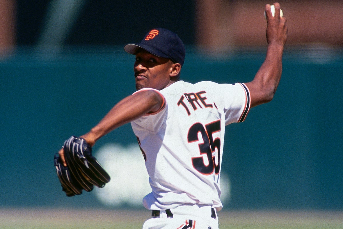 Salomón Torres pitches for Giants