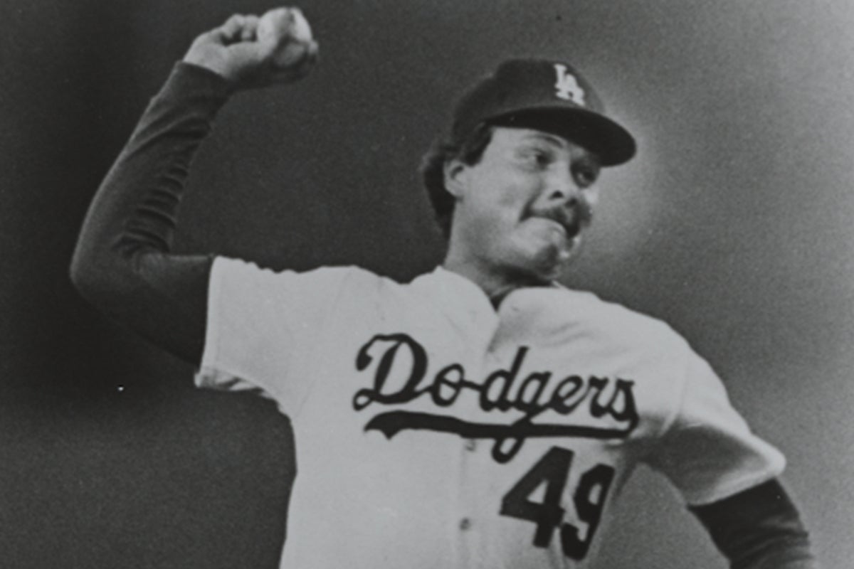 Tom Niedenfuer pitches for Dodgers