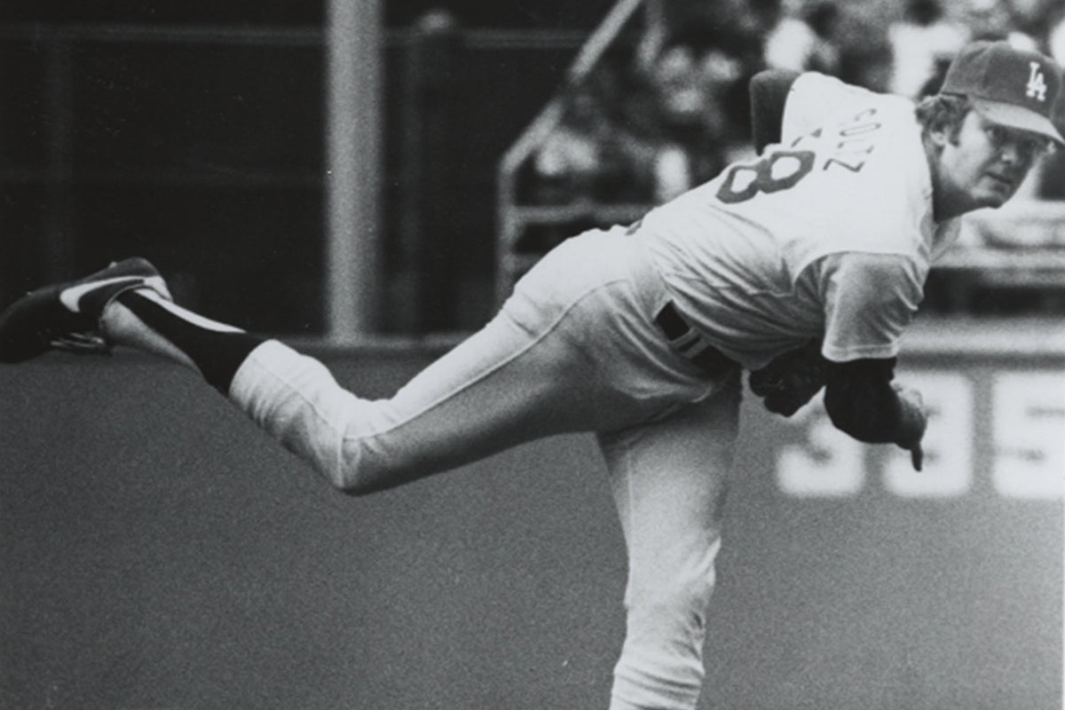 Dave Goltz pitches for Dodgers