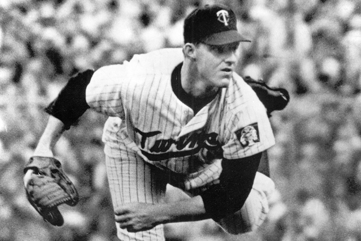 Jim Kaat pitches for Twins