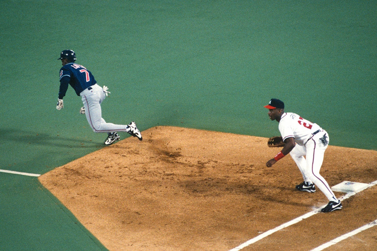Kenny Lofton breaks from first base