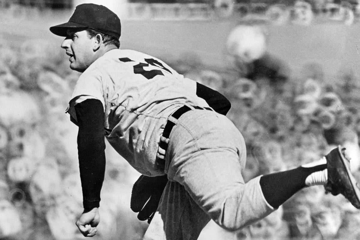 Mickey Lolich pitches for Tigers