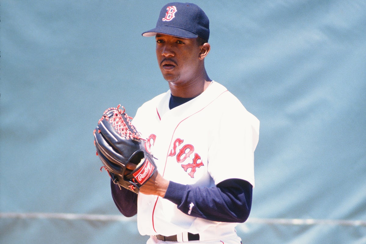 Pedro Martínez warms up in bullpen