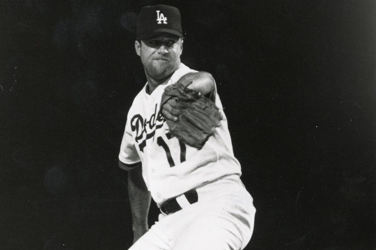 Roger McDowell pitches for Dodgers