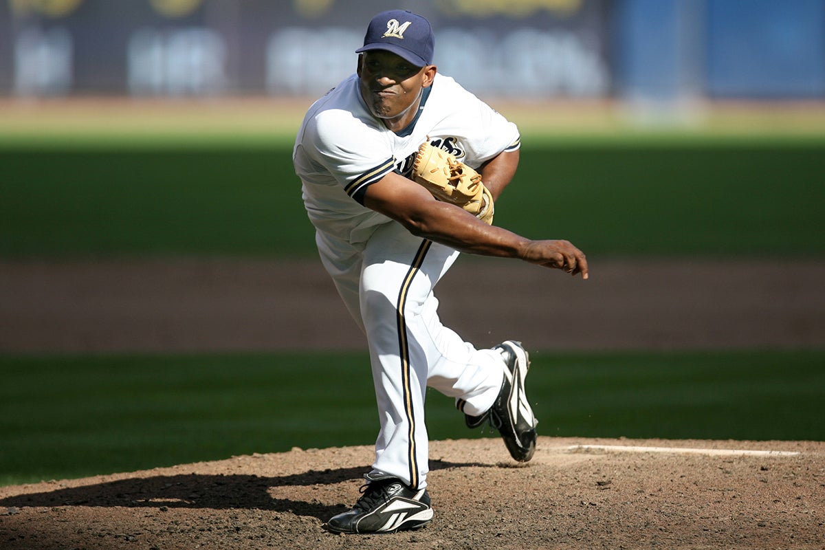 Salomón Torres pitches for Brewers