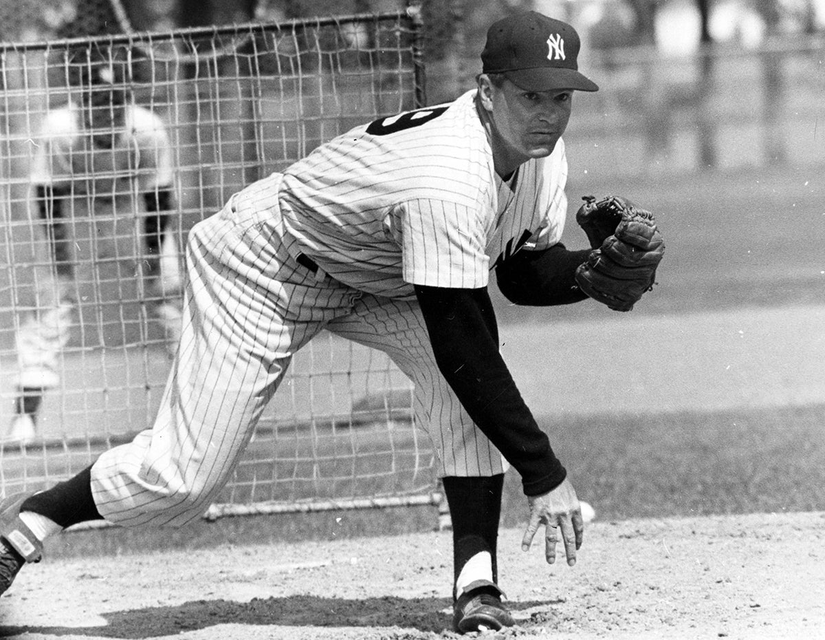 Bob Turley pitches for Yankees