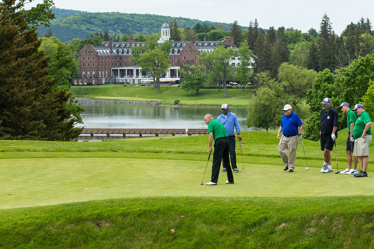 Rollie Fingers golfs with Museum supporters