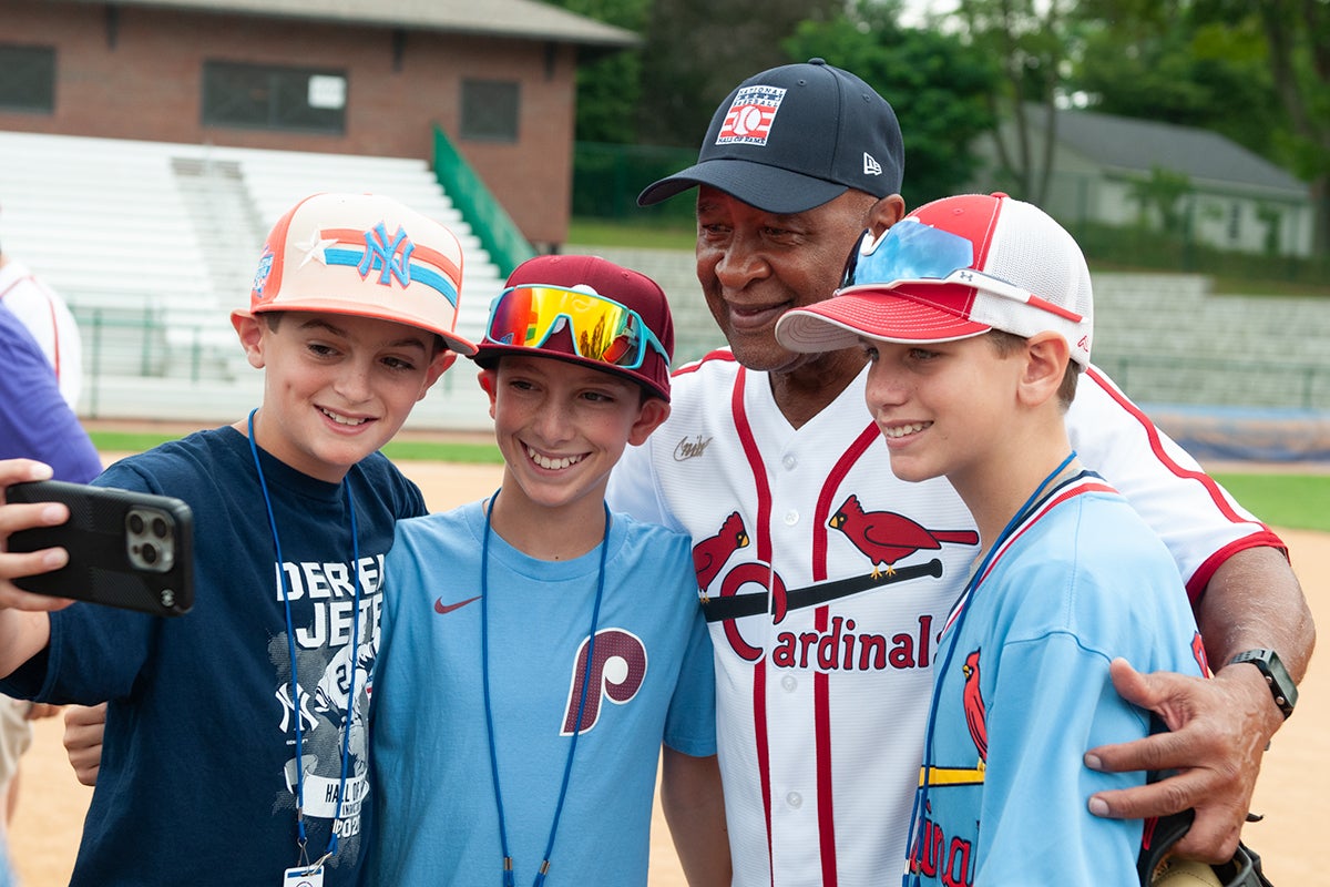 Ozzie Smith takes selfie with young Museum supporters