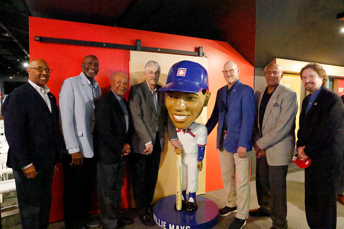Hall of Famers with Willie Mays bobble