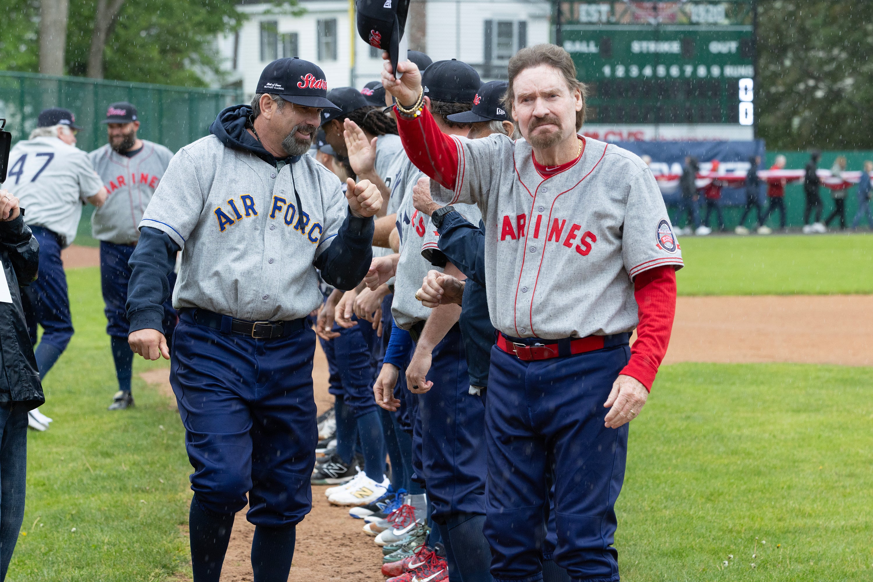 Wade Boggs tips cap to fans