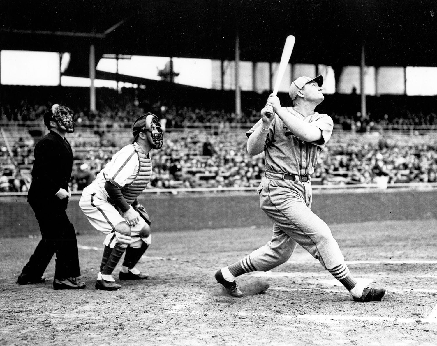 Johnny Mize se tornoou o primeiro jogador com quatro jogos de três home runs.