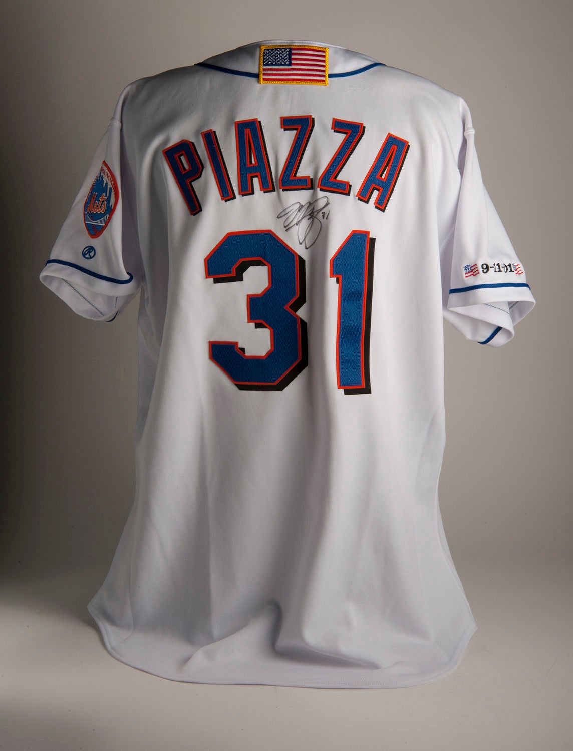 Mike Piazza's 9/11 Mets jersey goes for $365K, will be publicly displayed 