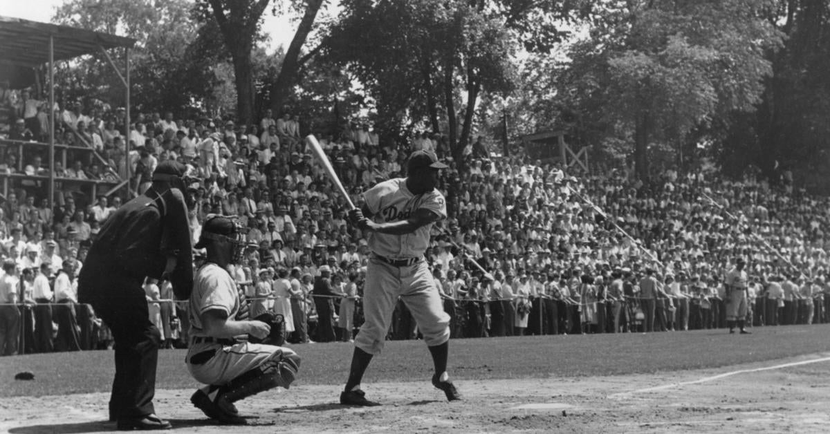 AWESOME JACKIE ROBINSON AT BAT 1951 DODGERS HALL OF FAME LEGEND  8x10 PHOTO 