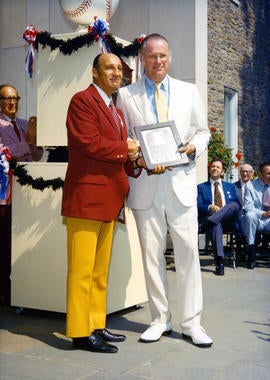 Warren Spahn (left) poses alongside Commissioner Bowie Kuhn following his induction to the Hall of Fame in 1973. (National Baseball Hall of Fame and Museum) 