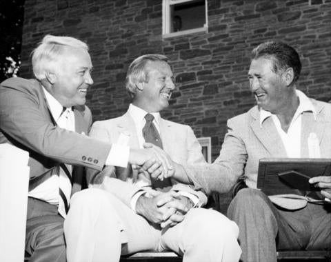Duke Snider, left, shakes the hand of Ted Williams while seated with Al Kaline at the 1980 Hall of Fame <em> Induction Ceremony </em>. (National Baseball Hall of Fame and Museum) 