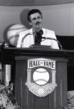 Rollie Fingers speaks after being inducted at the 1992 <em>Induction Ceremony</em>. (National Baseball Hall of Fame and Museum) 