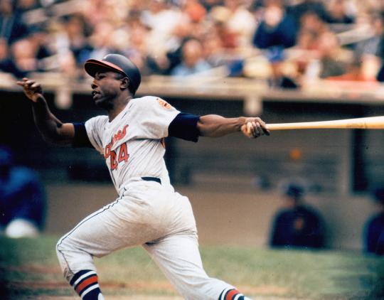 Hank Aaron to throw out 1st pitch at