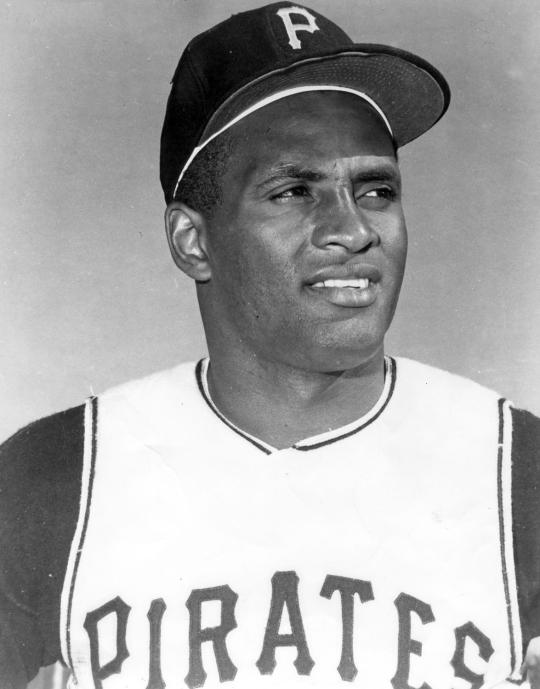 Yankees help pay tribute to former Pirates great Roberto Clemente