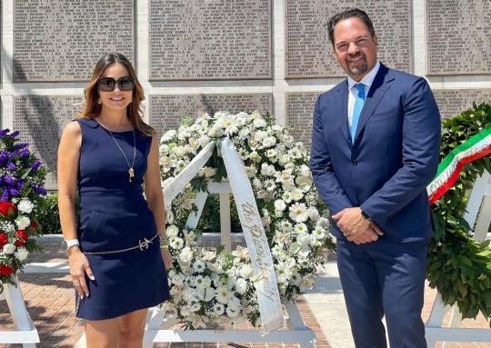 Mike Piazza honors Memorial Day with visit to Florence American Cemetery