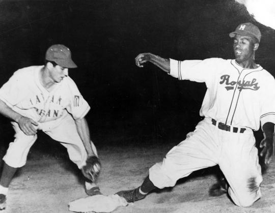 X 上的 The Montreal Royals：「The signing of Jackie Robinson by the Montreal  Royals OTD 74 years ago was big news across North America. Example: OKC's  The Daily Oklahoman ran a big picture